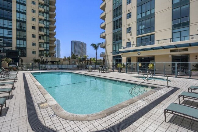 Building Photo - Modern 2 Bed, 2 Bath Condo in the Heart of...
