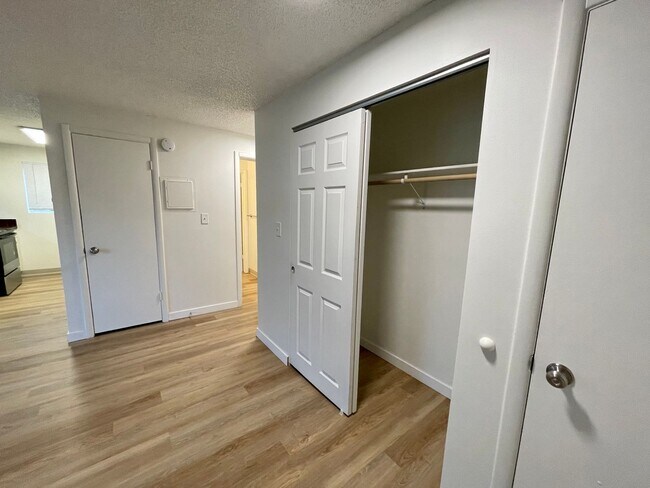 Building Photo - DESIRABLE MILLWOOD NEIGHBORHOOD ON TREE LI...