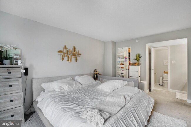 Building Photo - 4500 S Four Mile Run Dr