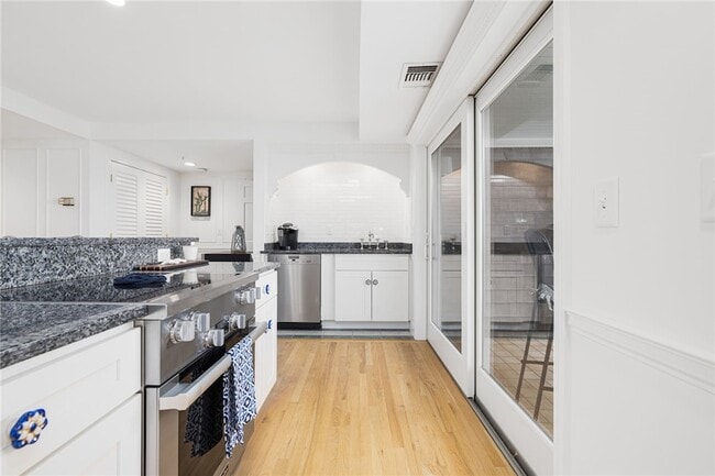 Building Photo - 53 Conanicus Ave