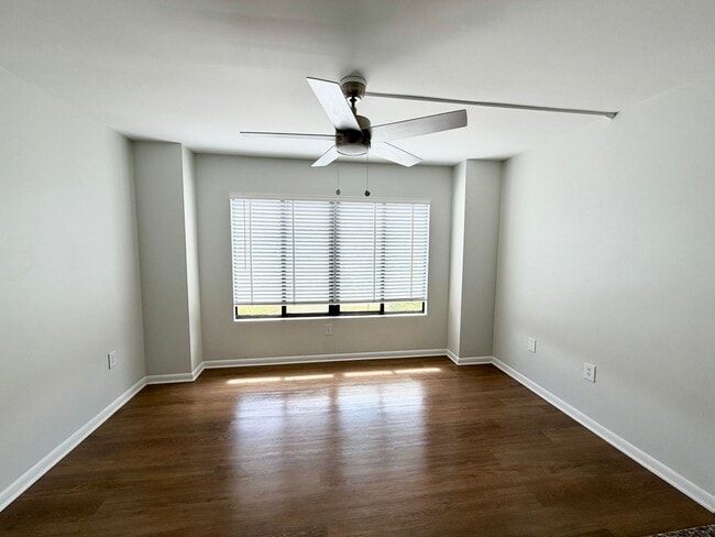 Building Photo - 1600 Park Cir