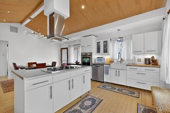 Building Photo - 1640 Stanford Dr SE