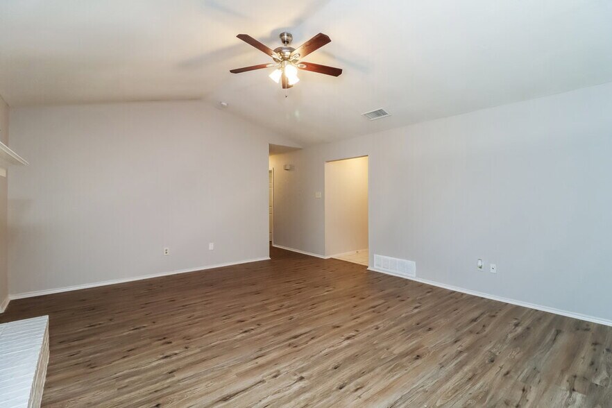 Building Photo - 428 Guadalupe Dr