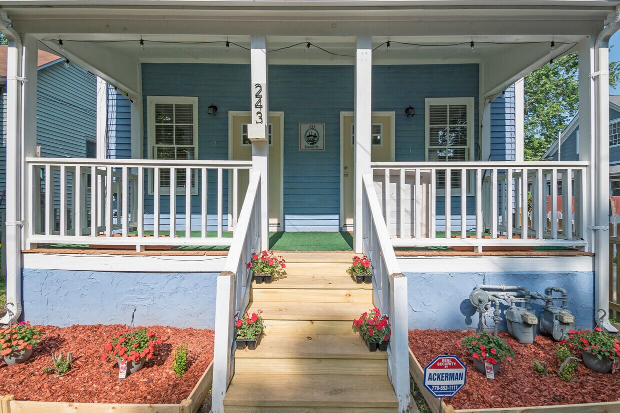 Building Photo - 243 Iswald St SE
