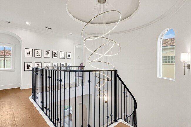 Building Photo - 2706 Tudor Manor