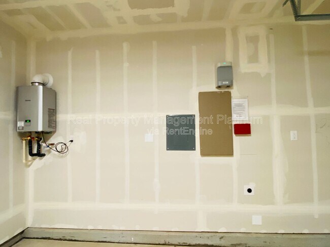 Building Photo - 2273 N Raleigh Dr