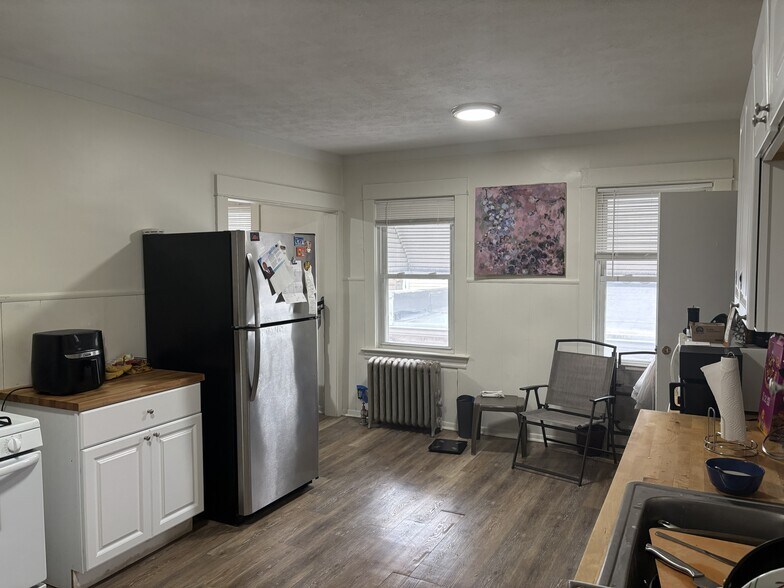 Kitchen - 2089 Fairview Ave