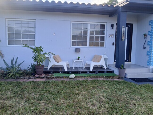 Building Photo - 260 SW 48th Ct