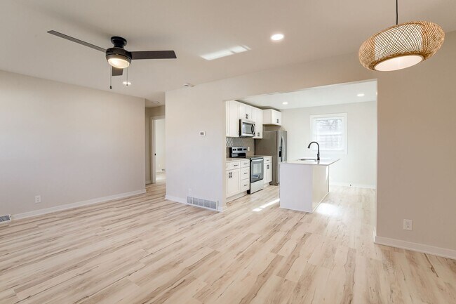 Building Photo - UPDATED 2 Bedroom Duplex With Garage!!
