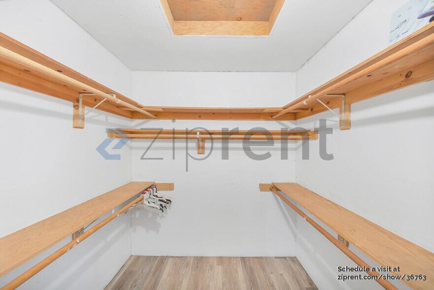 Building Photo - 140 Crable St