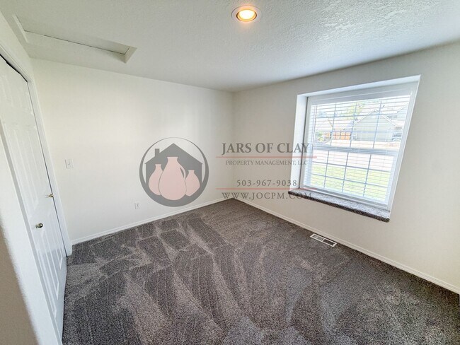 Building Photo - Beautiful Well Cared for West Salem Home