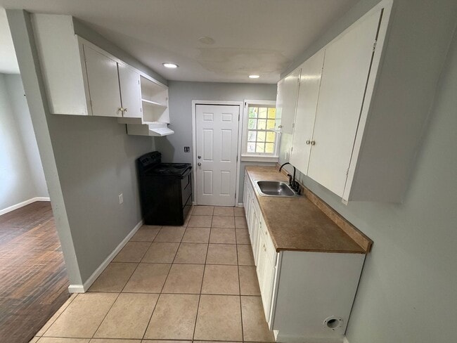 Building Photo - 2 Bedroom Highland Apartment