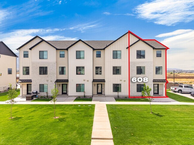 Building Photo - 608 1760 N