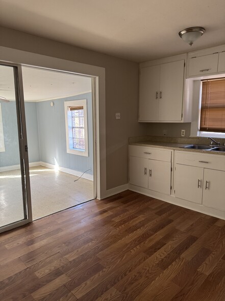 Building Photo - 2004 N Palace Ave