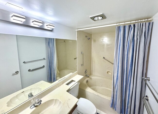 Building Photo - 5121 Oakhill Ln