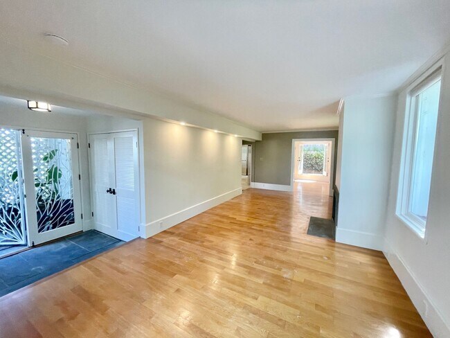 Building Photo - Castro/ Eureka Valley Full Floor Remodeled Victorian Condo in a Garden Setting - PROGRESSIVE