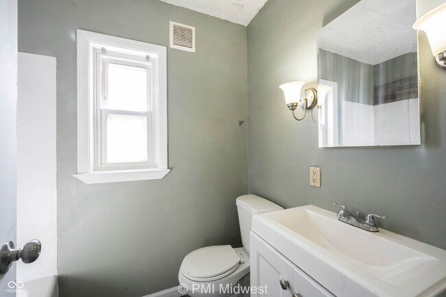 Building Photo - 3725 N Sherman Dr