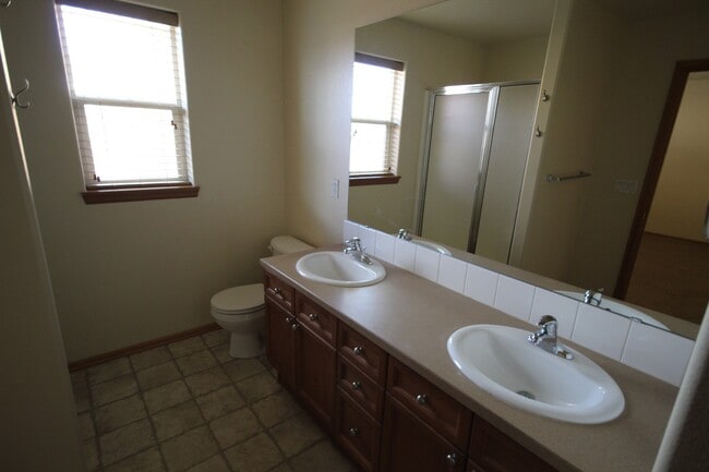 Building Photo - SW Redmond 3 Bdrm House, 2 Bath, Gas Heat & A/C, Patio & Fenced Yard, Dbl Garage