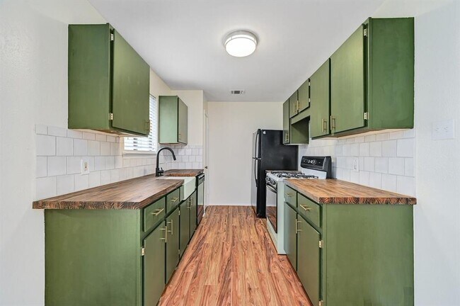 Building Photo - 703 Hyde Park Ct