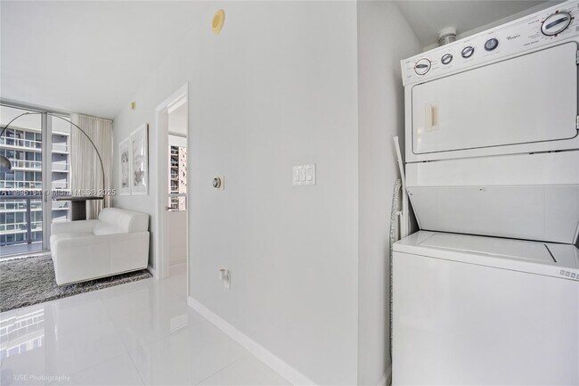 Building Photo - 495 Brickell Ave