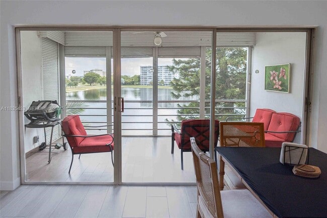 Building Photo - 2751 N Palm Aire Dr