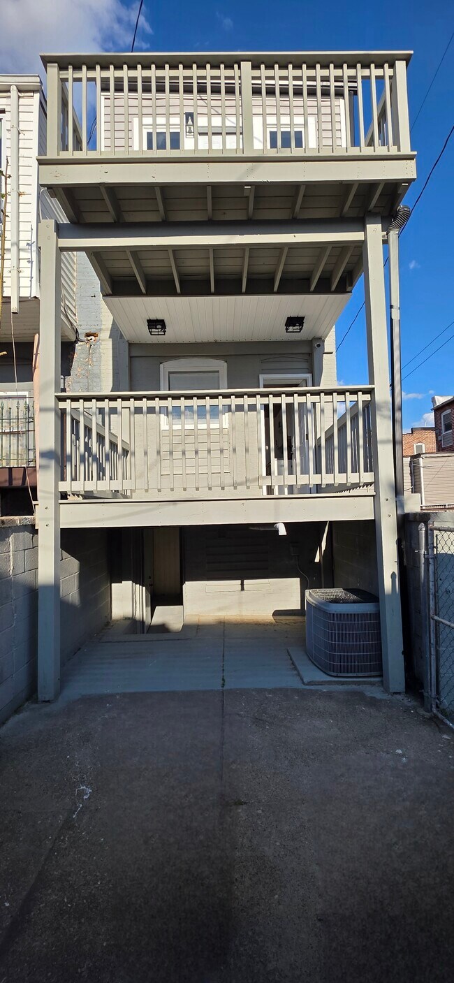 Building Photo - 700 N Streeper St