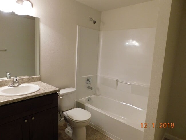 Building Photo - Modern Comfort in Lincoln Commons Communit...