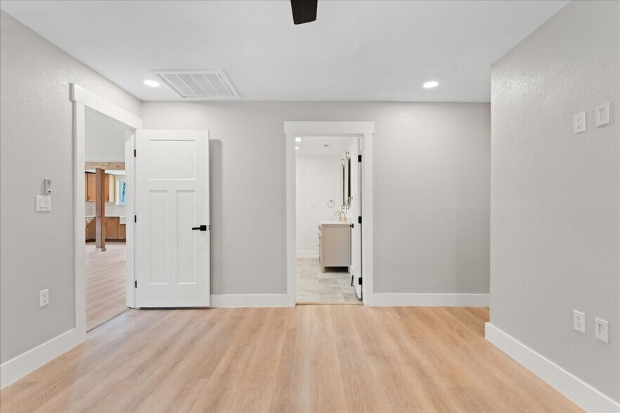 Building Photo - 533 Pine Canyon Dr