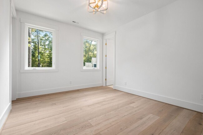 Building Photo - Custom 5 bedroom, 5 bathroom home with Woo...