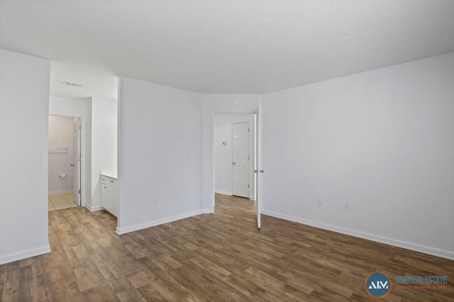 Building Photo - Immaculate 2-Bedroom Ground-Floor Villa in...