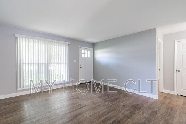 Building Photo - 3331 Erskine Dr