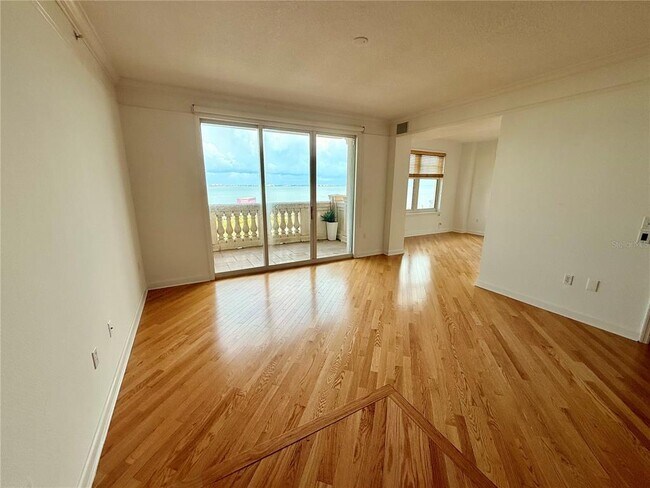 Building Photo - 750 N Tamiami Trl
