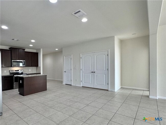 Building Photo - 320 La Escalera Dr