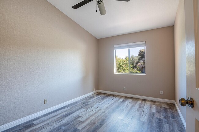 Building Photo - 448 Tava Ln
