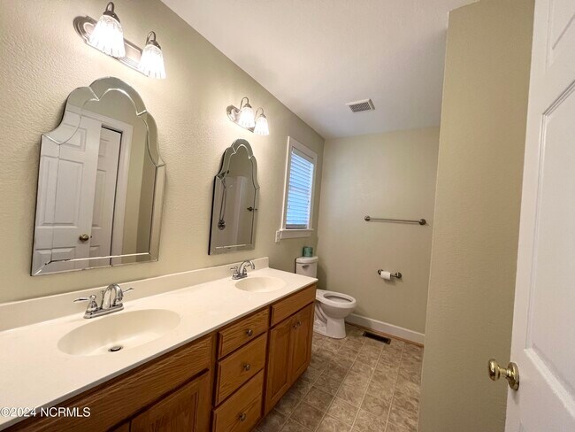 Building Photo - 325 Gliden Rd