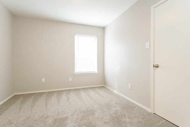 Building Photo - 900 Springfield Dr