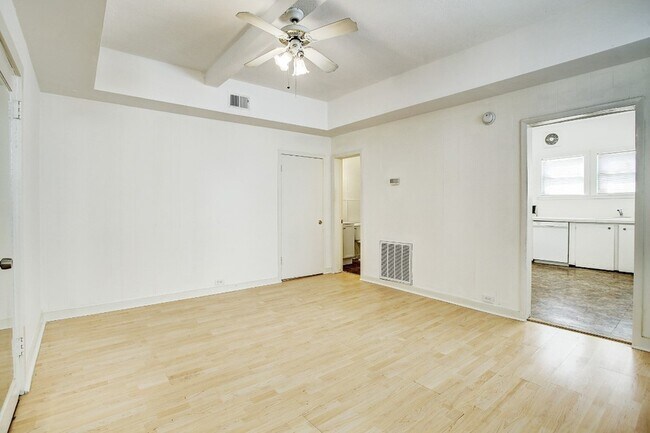 Building Photo - 1127 Yale St