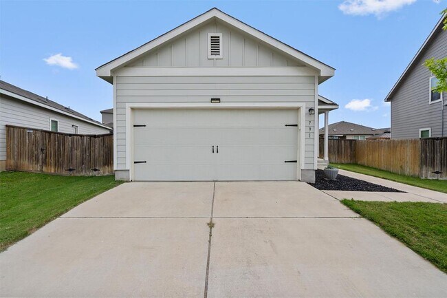 Building Photo - 791 Circle Wy