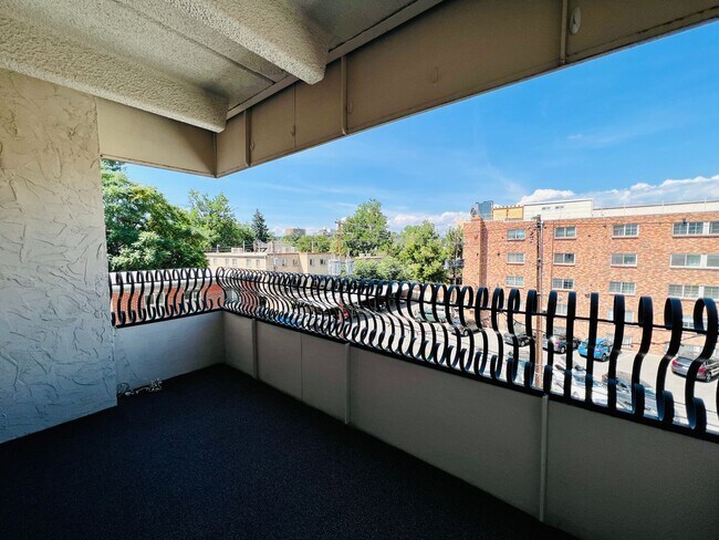 Building Photo - CHARMING 2 BED APT IN THE HEART OF CONGRES...