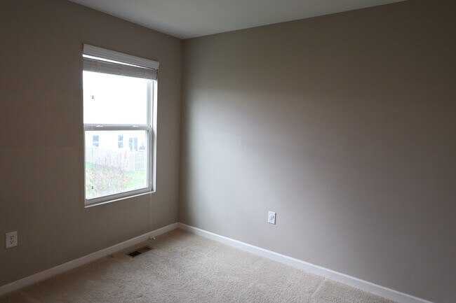 Building Photo - 1899 Lakecrest Dr