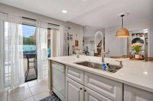 Building Photo - 148 Heritage Way