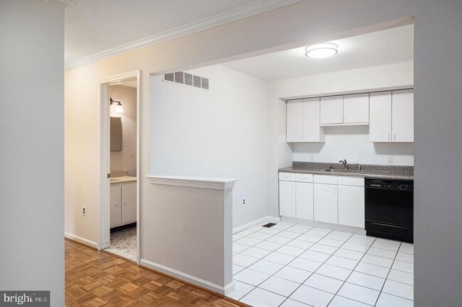 Building Photo - 805 Wyndmoor Ave