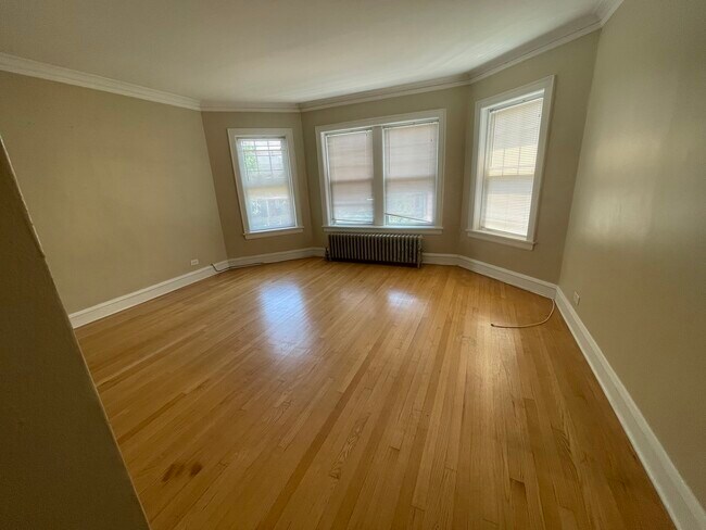 Building Photo - 4048 N Kilbourn Ave