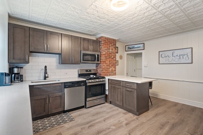 Building Photo - Tastefully updated  2-Bed, 1-Bath Gem in Troy Hill!