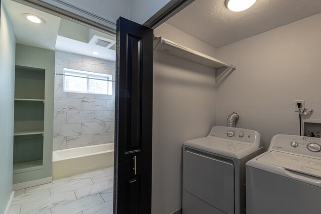 Building Photo - 916 Highview St