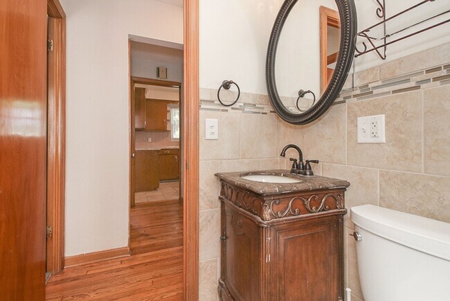 Building Photo - 3 bedroom Spacious Cape Cod!