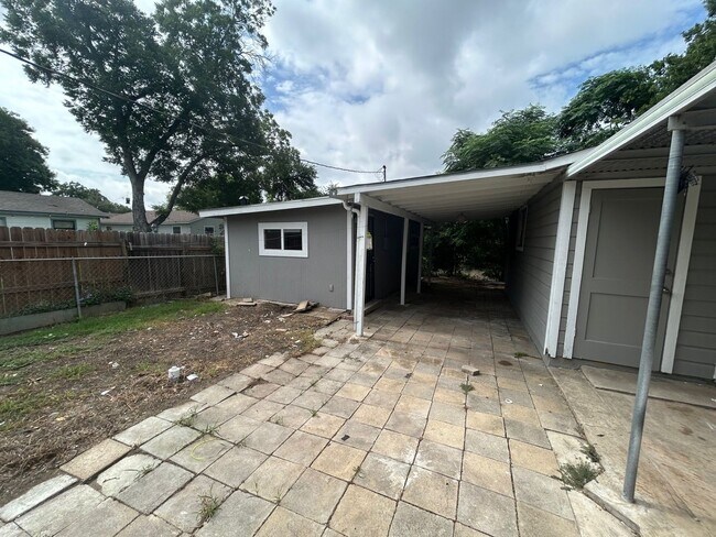 Building Photo - Charming 4 Bed, 3 Bath Home + Bonus 1 Bed/1 Bath Casita!