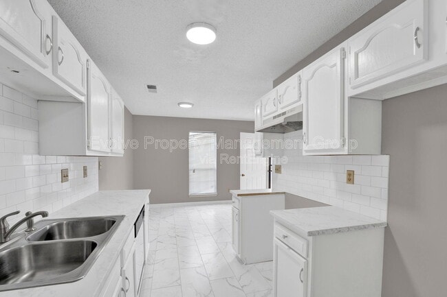 Building Photo - 3014 Meadows Ln