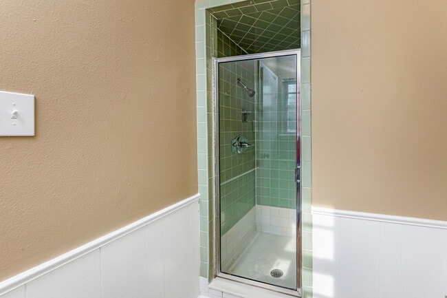 Building Photo - 4804 NW Hoover Ave