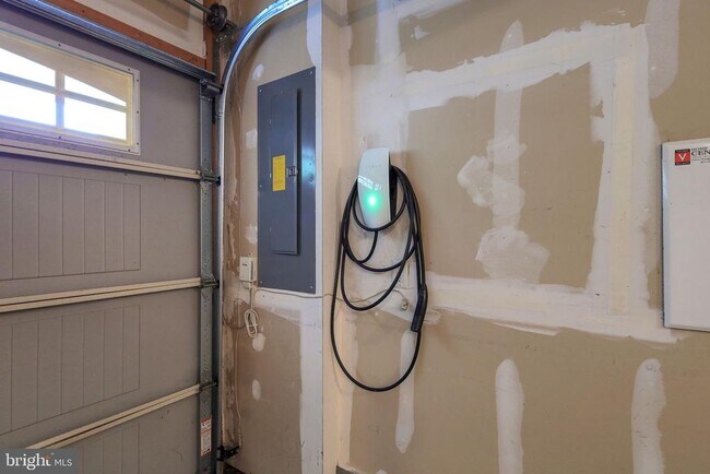 Building Photo - 9850 Solar Course